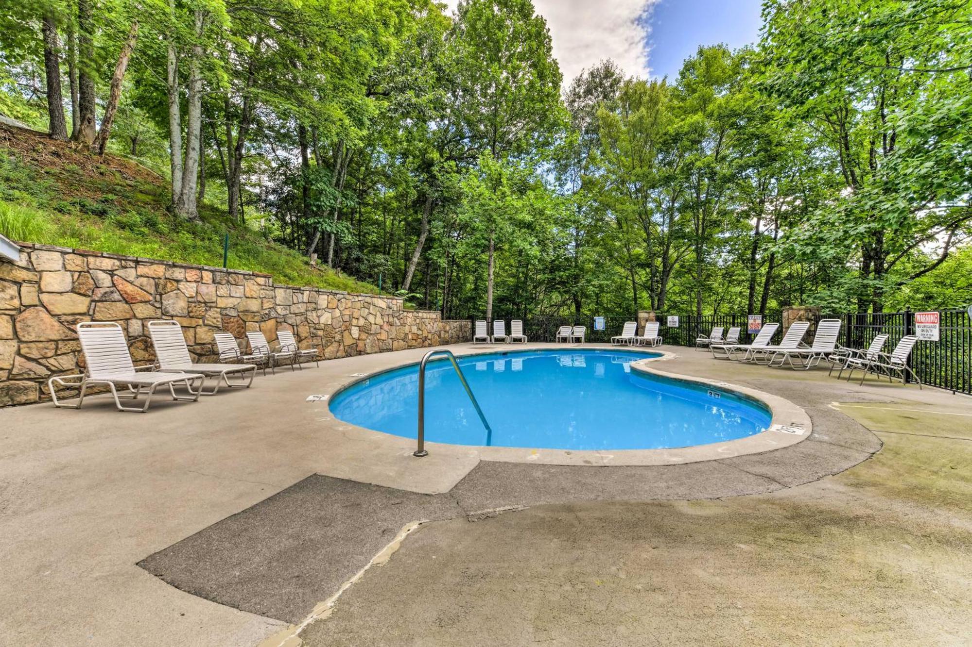 Updated Cobbly Nob Resort Home With Hot Tub! Gatlinburg Exterior photo
